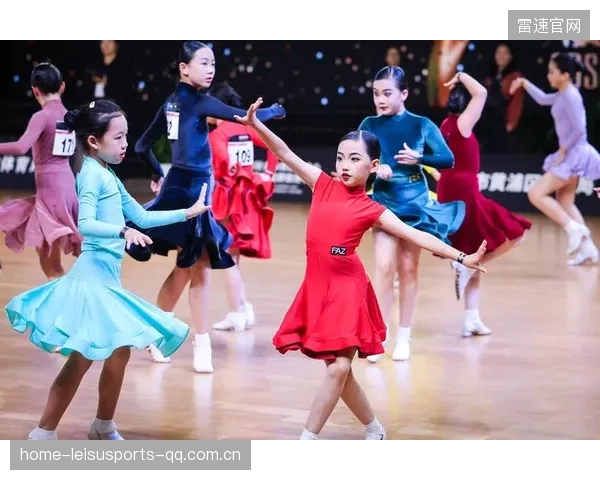 舞蹈体育比赛意外走光事件引热议，女生服装引发关注与思考